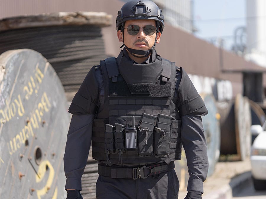 Security Guard wearing Comp-28 Tactical Bulletproof Vest in Black